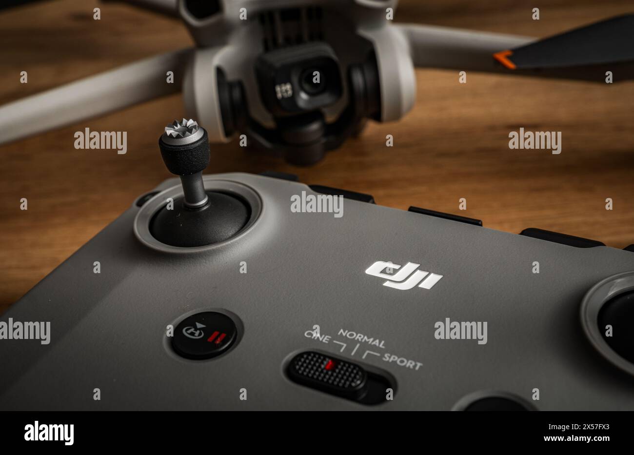 Walbrzych, Polen – 7. Mai 2024: DJI Drone mit Controller DJI ia, ein Hersteller von unbemannten Luftfahrzeugen Stockfoto