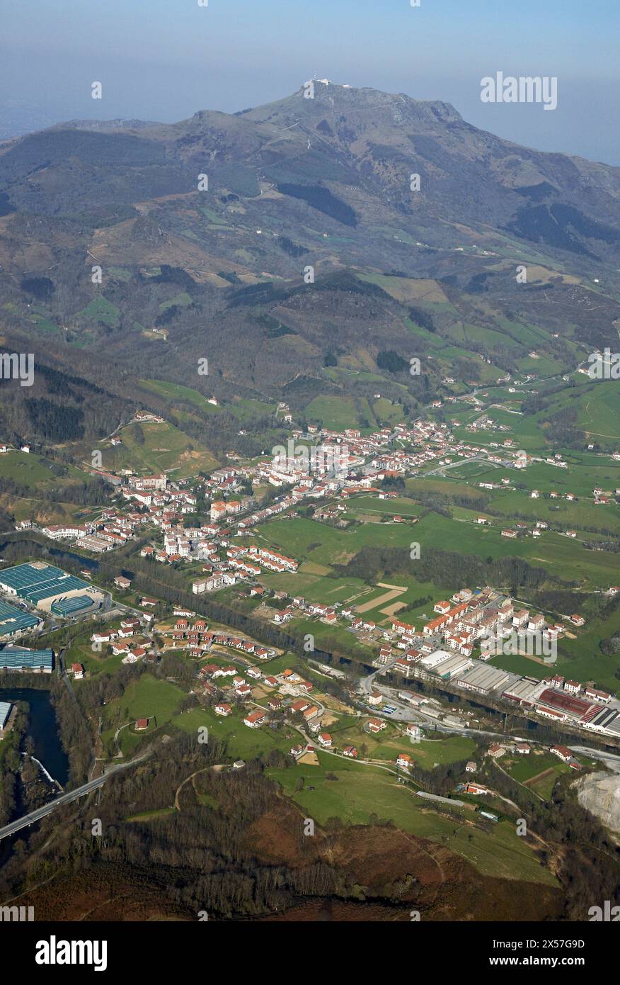 Vera de Bidasoa und La Rhune Berg im Hintergrund, Navarra, Spanien Stockfoto