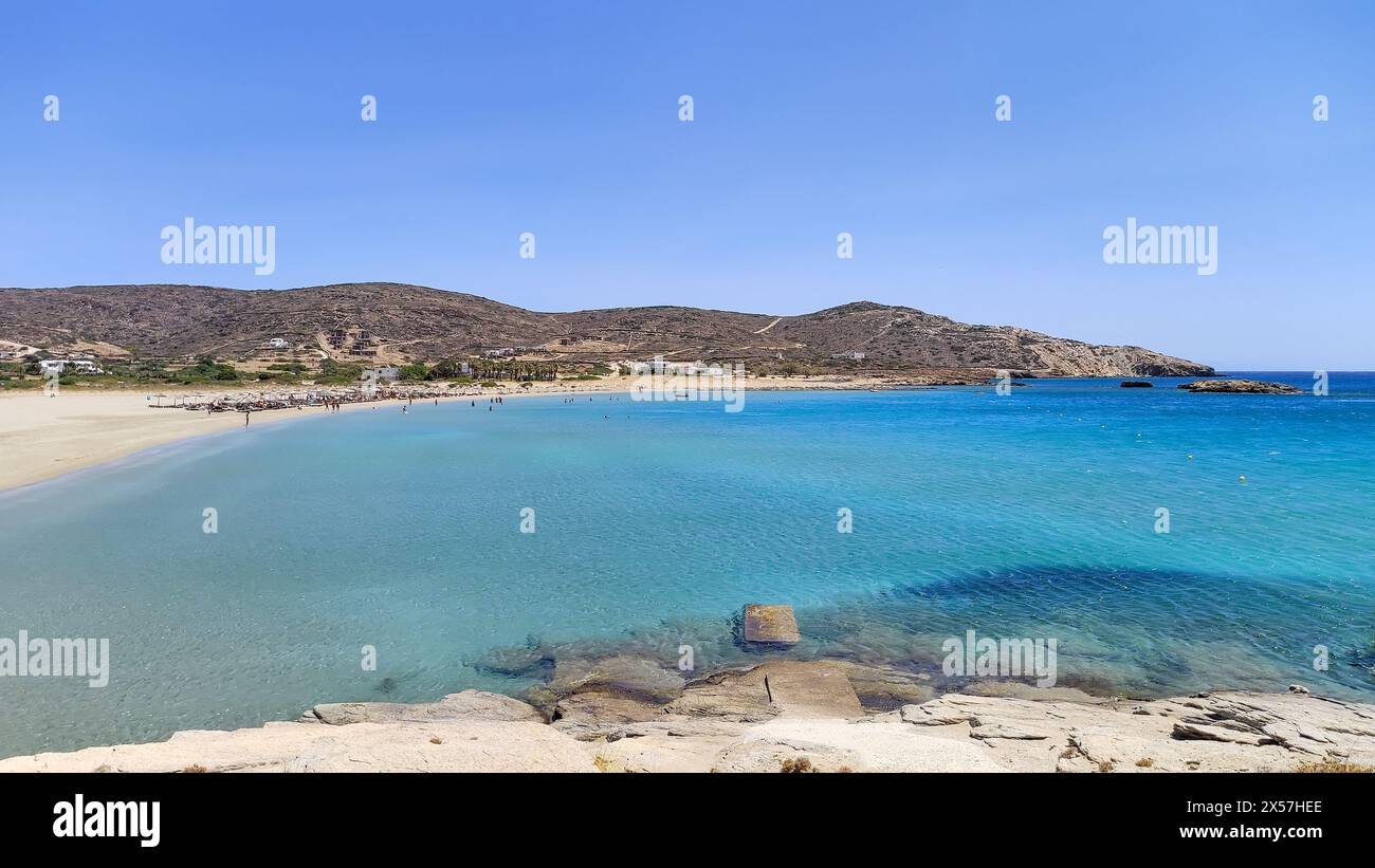 IOS Island, Griechenland: Ein malerisches Paradies mit azurblauem Wasser, goldenem Sand und altem Charme. Stockfoto