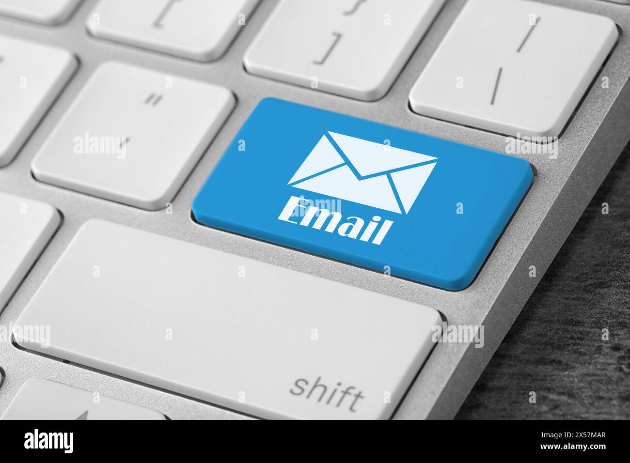 Hellblaue Taste mit Wort E-Mail und Illustration des Umschlags auf der Computertastatur, Großansicht Stockfoto