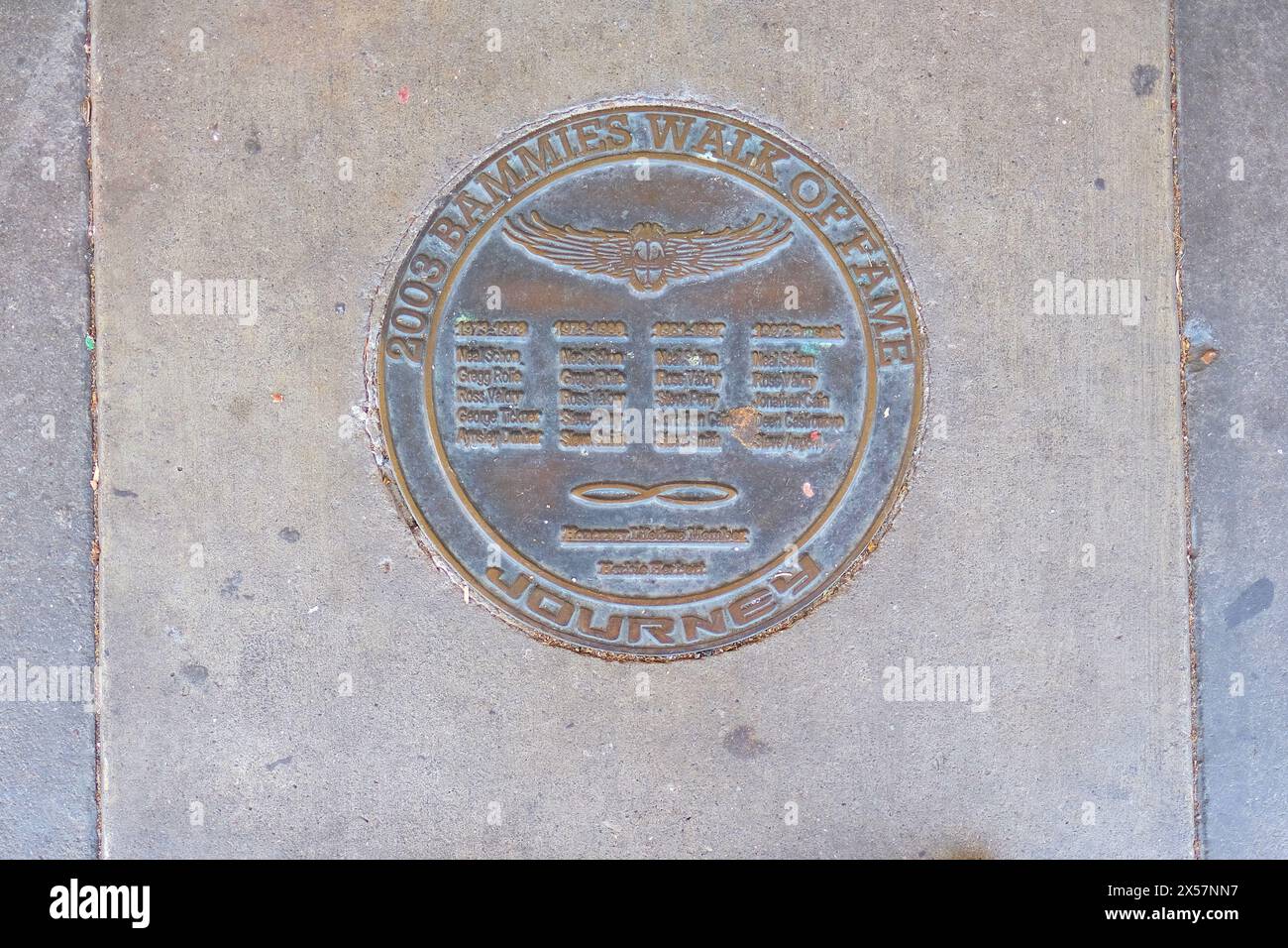 Bammies Walk of Fame Plakette zu Ehren der Rockband Journey, vor dem Auditorium Bill Graham Civic in der Grove Street in San Francisco, CA. Stockfoto
