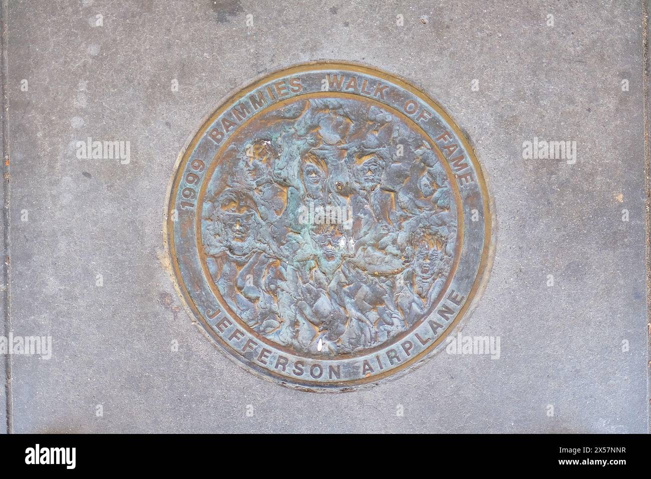 Bammies Walk of Fame-Plakette zu Ehren des Jefferson Airplane vor dem Bill Graham Civic Auditorium in der Grove Street in San Francisco, CA. Stockfoto
