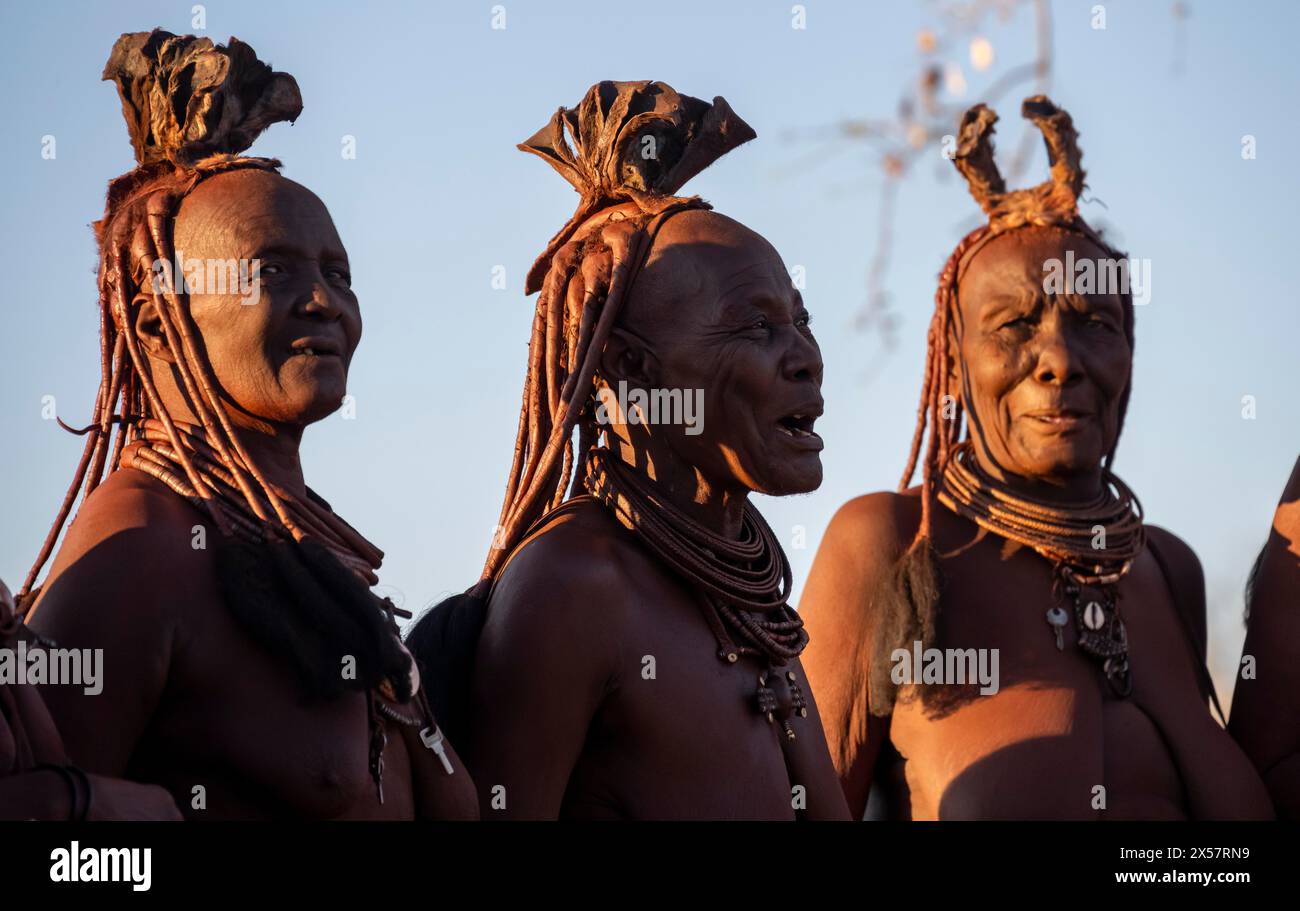 Drei alte verheiratete Himba-Frau mit traditionellem Haarschmuck singen, Porträts, in der Nähe von Opuwo, Kaokoveld, Kunene, Namibia Stockfoto
