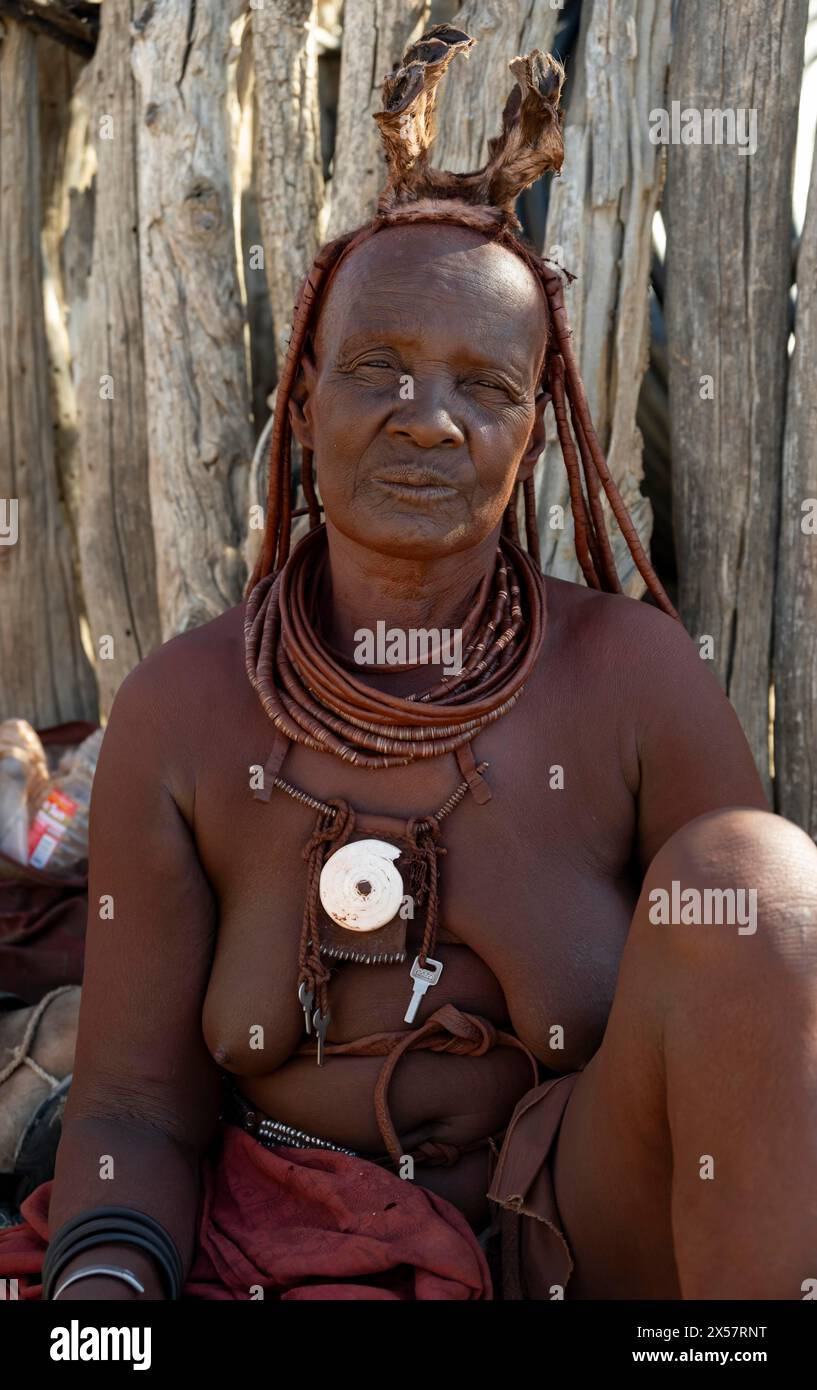 Alte verheiratete Himba-Frau mit traditionellem Kopfschmuck, Porträt, in der Nähe von Opuwo, Kaokoveld, Kunene, Namibia Stockfoto