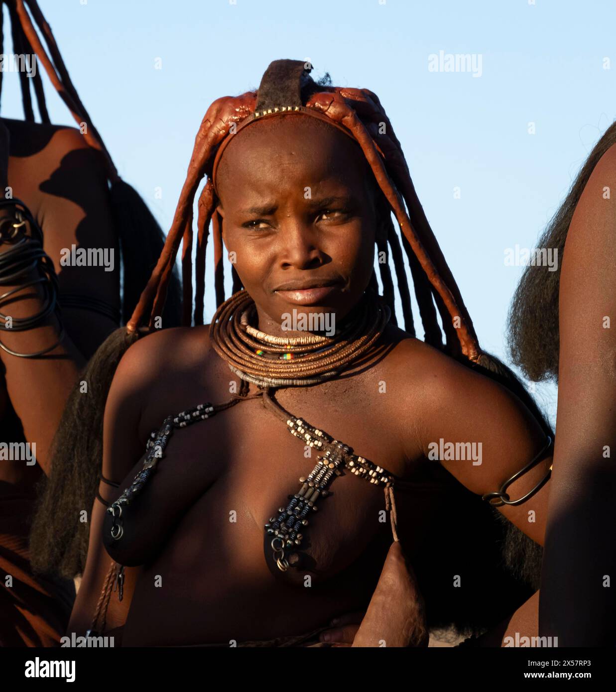 Traditionelle Himba-Frau, Porträt, im Abendlicht, in der Nähe von Opuwo, Kaokoveld, Kunene, Namibia Stockfoto