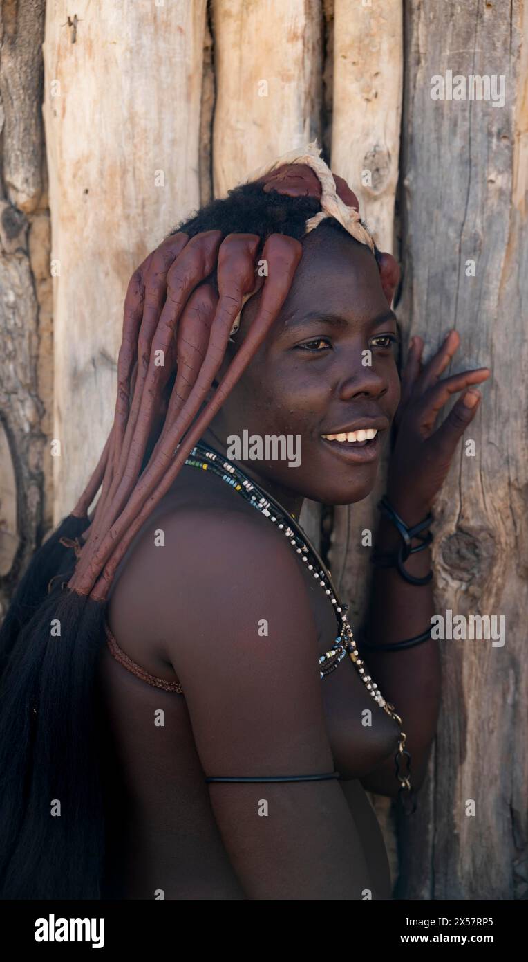Traditionelle Himba-Frau, Porträt, in der Nähe von Opuwo, Kaokoveld, Kunene, Namibia Stockfoto