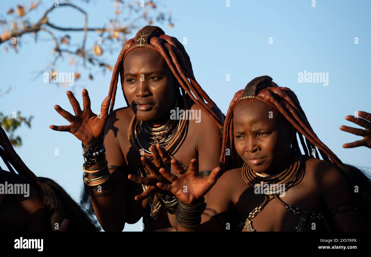 Traditionelles Klatschen von Himba-Frauen, Musik und Tanz, Porträts, im Abendlicht, in der Nähe von Opuwo, Kaokoveld, Kunene, Namibia Stockfoto