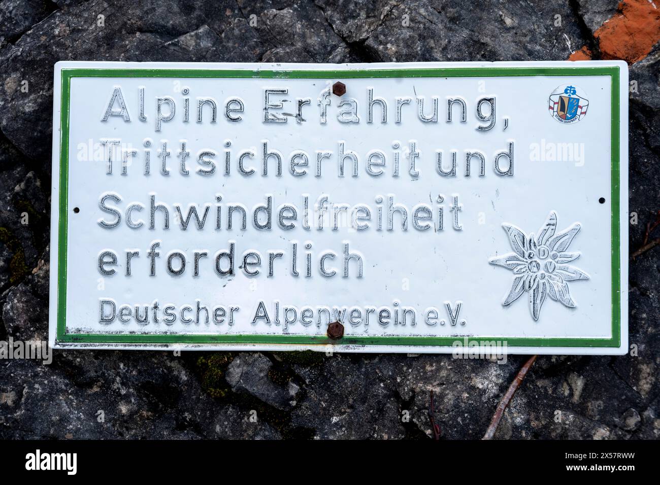 Warnschild auf einem Felsen auf einem Wanderweg, alpines Erlebnis und Höhenflug erforderlich, Wanderweg zum bayerischen Schinder, bayerische Voralpen Stockfoto