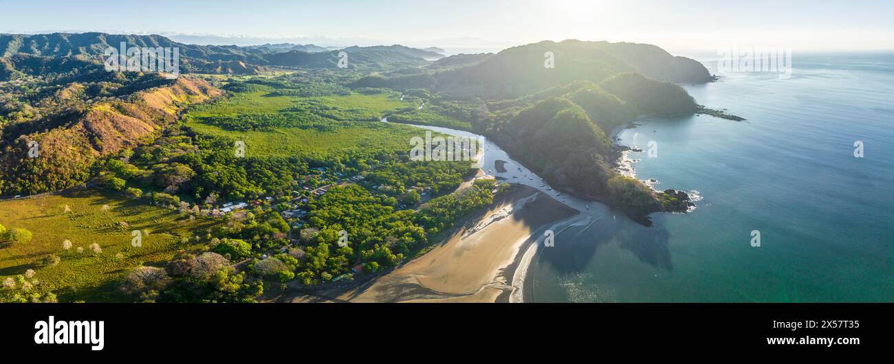 Aus der Vogelperspektive, Panorama einer Küstenregion mit Bergen, Strand und Wald in natürlichem Licht, Pochote, Puntarenas, Costa Rica Stockfoto