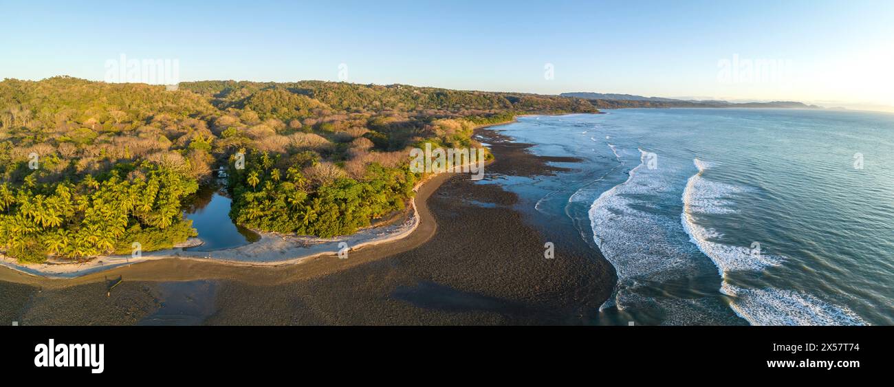 Aus der Vogelperspektive, Sandstrand und Küste mit Wellen, Playa Santa Teresa, Costa Rica Stockfoto