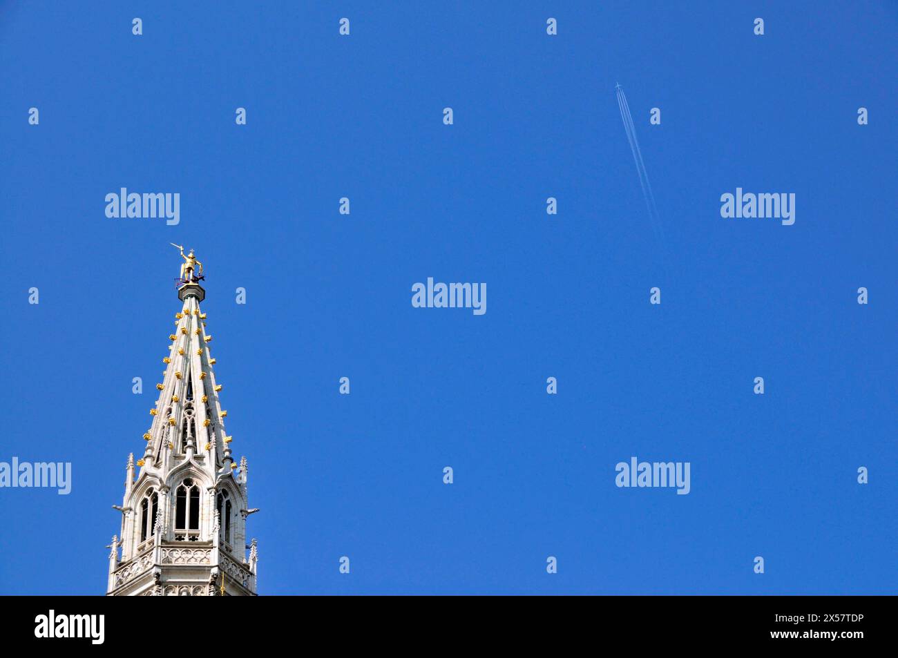 Vergoldete Statue des Erzengels Michael, der gegen den Drachen, den schutzheiligen der Stadt Brüssel, auf dem 96 Meter hohen spätgotischen Glockenturm City Ha kämpft Stockfoto