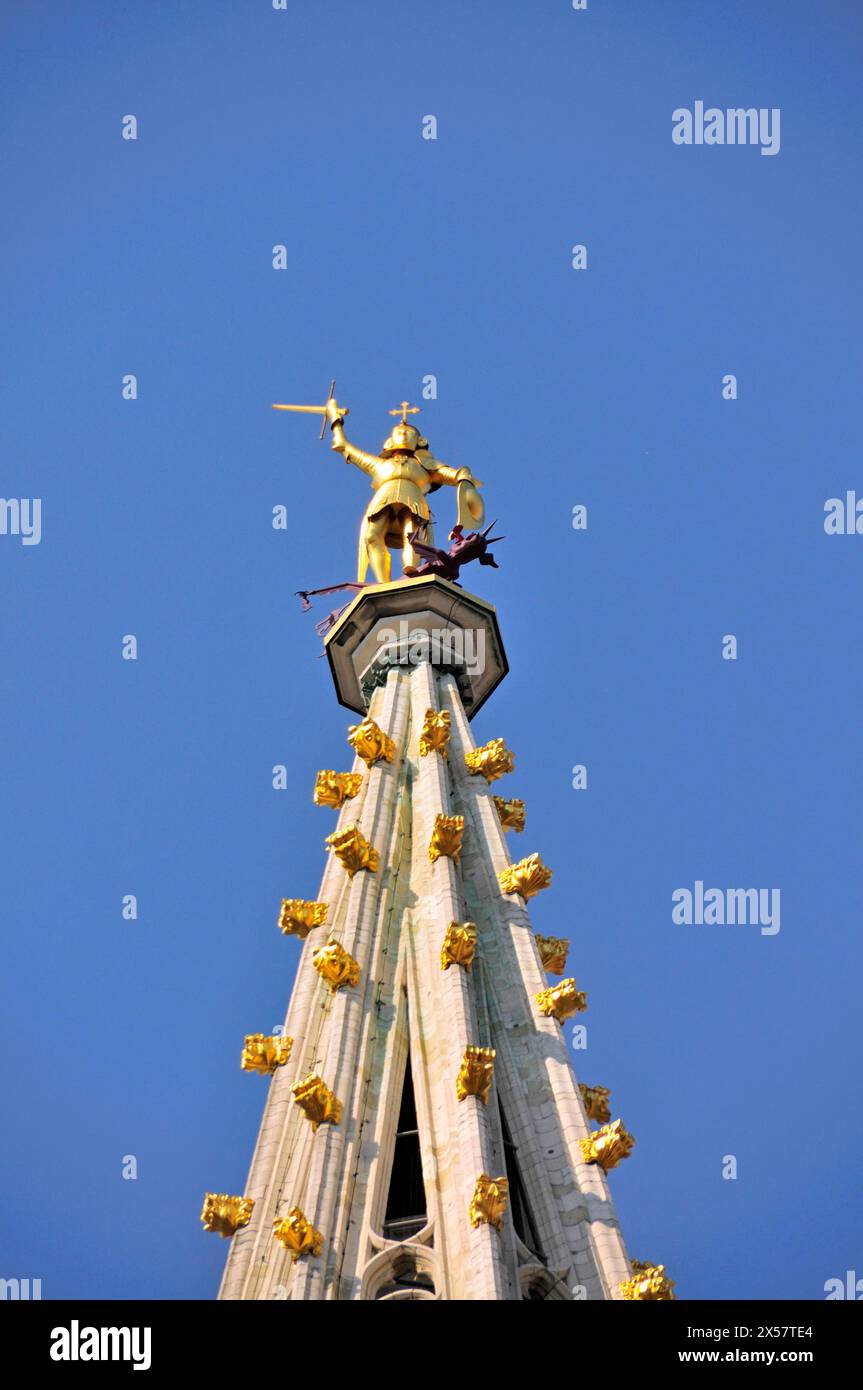 Vergoldete Statue des Erzengels Michael, der gegen den Drachen, den schutzheiligen der Stadt Brüssel, auf dem 96 Meter hohen spätgotischen Glockenturm City Ha kämpft Stockfoto
