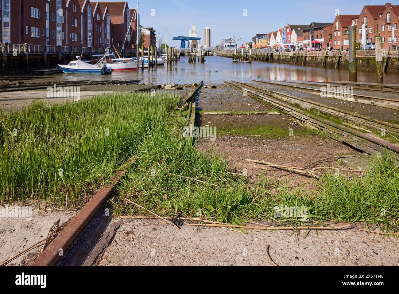 Alte Rostschienen mit Gras der Hanglage der alten Werft im Hafen Husum, Landkreis Nordfriesland, Schleswig-Holstein Stockfoto