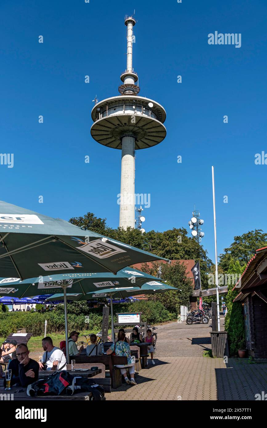 Telekommunikationsturm der Deutschen Telekom, Sendeturm mit Antennen, Kiosk, Snackbar mit Terrasse, Aussichtspunkt auf dem Gipfel, Hoherodskopf Stockfoto