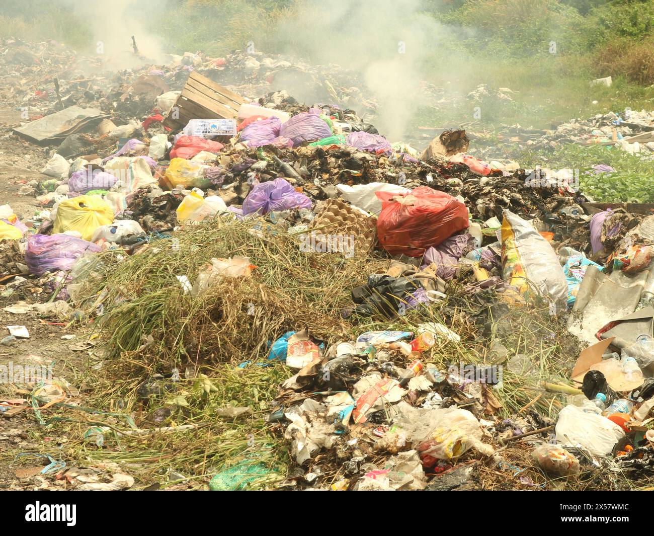 Müllhaufen, die rauchten, weil sie absichtlich verbrannt wurden. Südkalimantan 21. April 2024. Indonesien Stockfoto