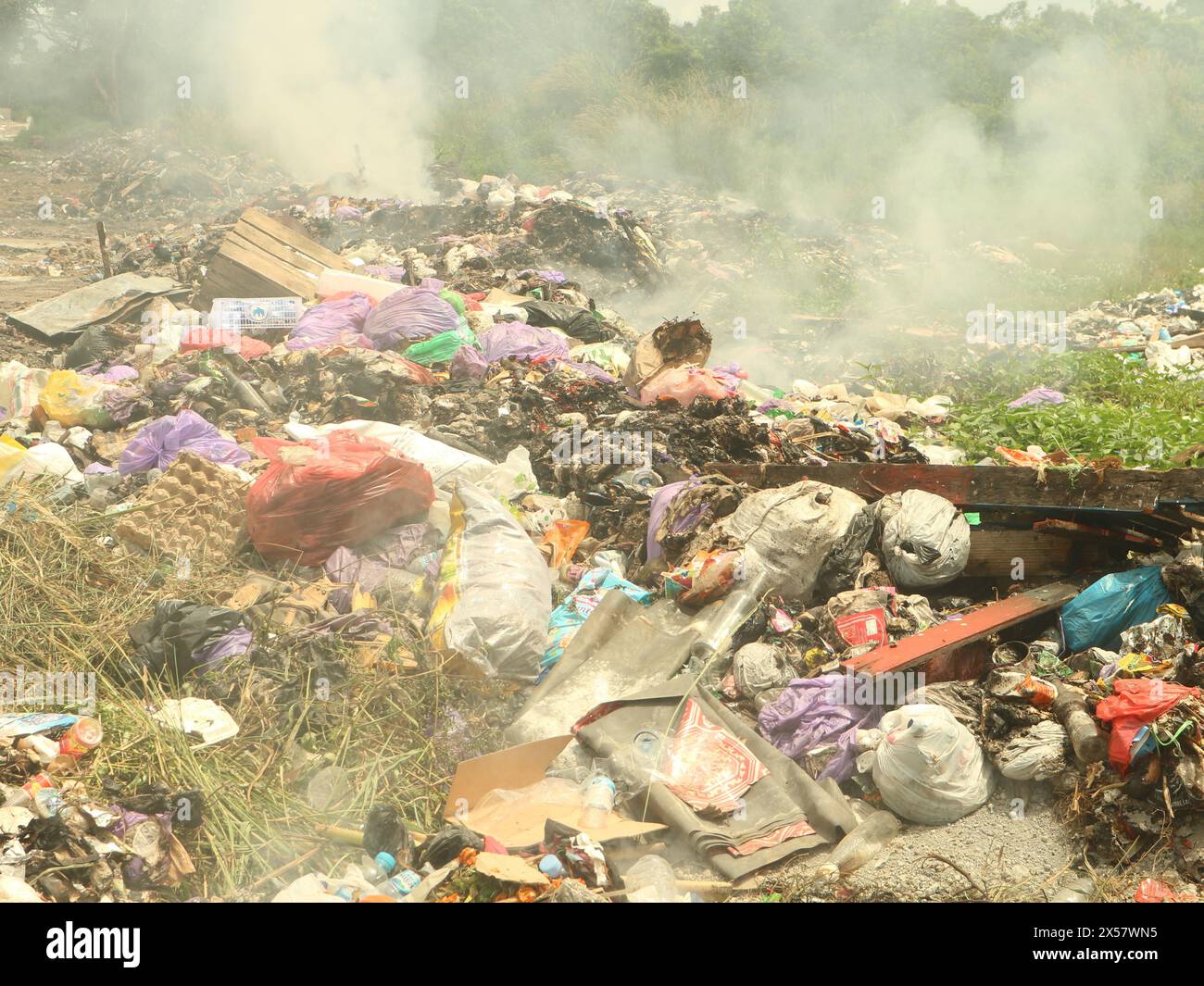 Müllhaufen, die rauchten, weil sie absichtlich verbrannt wurden. Südkalimantan 21. April 2024. Indonesien Stockfoto