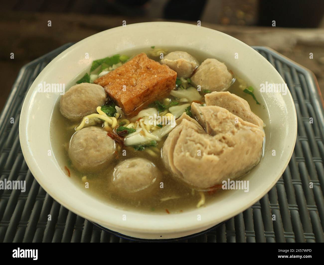 Fleischbällchen mit Suppe gemischt mit Nudeln und Tofu-Gemüse Stockfoto