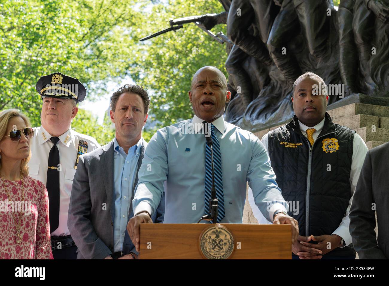 Bürgermeister Eric Adams spricht am 7. Mai 2024 bei einem Briefing auf der 5th Avenue in New York über den jüngsten Vandalismus des 107th Infantry Memorial im Central Park Stockfoto