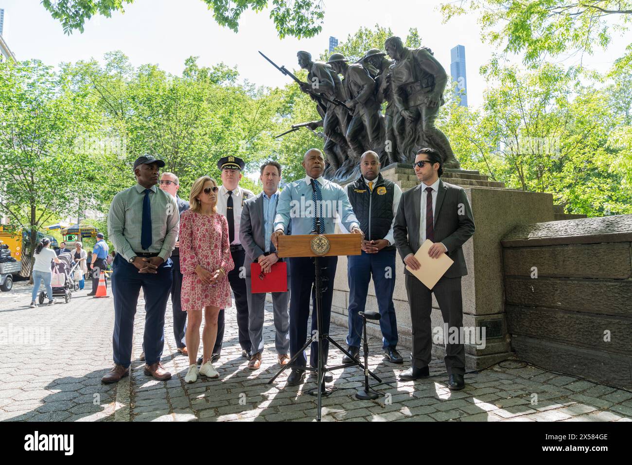 Bürgermeister Eric Adams spricht am 7. Mai 2024 bei einem Briefing auf der 5th Avenue in New York über den jüngsten Vandalismus des 107th Infantry Memorial im Central Park Stockfoto