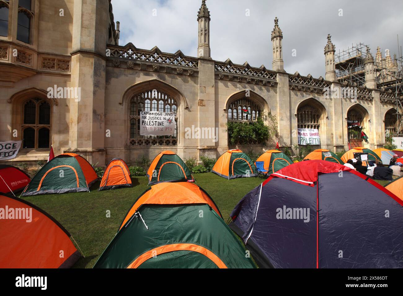 Studenten und ihre Unterstützer stellen mehr als 30 Zelte vor dem Kings College auf und erklären es zur „Volksuniversität von Palästina“. Vor dem King's College in Cambridge wurde ein Protestlager zur Unterstützung Palästinas eingerichtet. Die Besatzungsmitglieder des Lagers rufen die Universität auf, eine ethische Prüfung durchzuführen, alle Investitionen einzustellen, Stiftungen Forschungskooperationen mit allen Organisationen, die an der israelischen Besetzung Palästinas und dem Völkermord in Gaza mitschuldig sind, werden zu einer Uni of Sanctuary für palästinensische Flüchtlinge und unterstützen palästinensische Studenten und Akademiker. Demonstranten sind DE Stockfoto