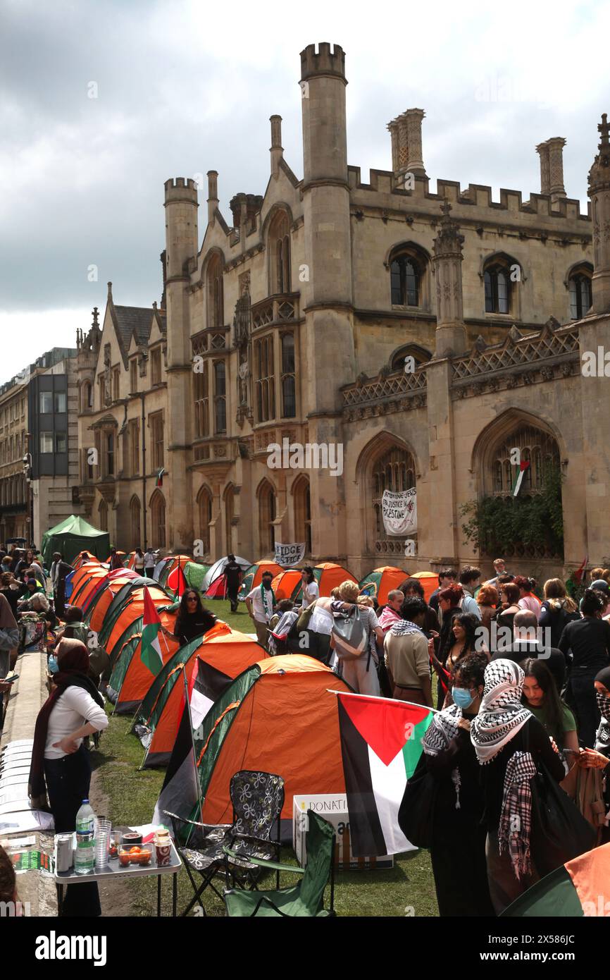 Studenten und ihre Unterstützer versammeln sich an dem Ort, an dem Demonstranten mehr als 30 Zelte vor dem Kings College aufgestellt und zur „Volksuniversität von Palästina“ erklärt haben. Vor dem King's College in Cambridge wurde ein Protestlager zur Unterstützung Palästinas eingerichtet. Diejenigen, die das Lager besetzen, fordern die Universität auf, eine ethische Prüfung durchzuführen, alle Investitionen einzustellen, Forschungskooperationen mit jeder Organisation auszustatten, die an der israelischen Besetzung Palästinas und dem Völkermord in Gaza mitschuldig ist, und eine Universität des Heiligtums für palästinensische Flüchtlinge zu werden und Palästina zu unterstützen Stockfoto