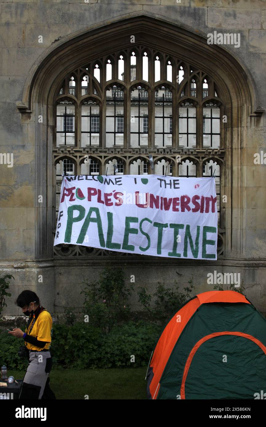 Studenten und ihre Unterstützer hängen ein Banner mit der Aufschrift „Willkommen an der Volksuniversität für Palästina“ in ihrem Lager auf. Vor dem King's College in Cambridge wurde ein Protestlager zur Unterstützung Palästinas eingerichtet. Die Besatzungsmitglieder des Lagers rufen die Universität auf, eine ethische Prüfung durchzuführen, alle Investitionen einzustellen, Stiftungen Forschungskooperationen mit allen Organisationen, die an der israelischen Besetzung Palästinas und dem Völkermord in Gaza mitschuldig sind, werden zu einer Uni of Sanctuary für palästinensische Flüchtlinge und unterstützen palästinensische Studenten und Akademiker. Die Demonstranten sind entschlossen, hier zu bleiben Stockfoto