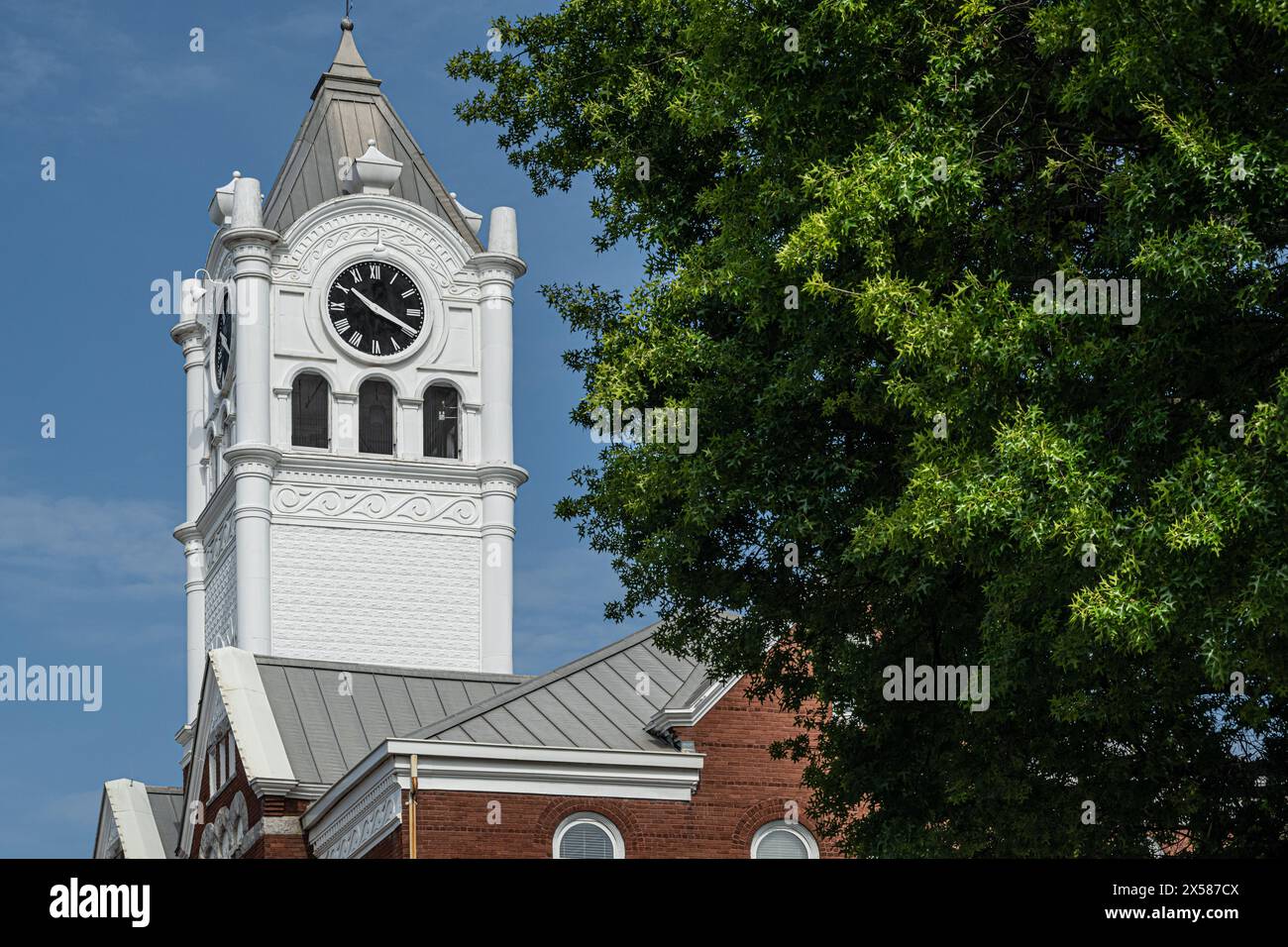 Henry County Courthouse mit Uhrenturm am McDonough Square in der Innenstadt von McDonough, Georgia. (USA) Stockfoto