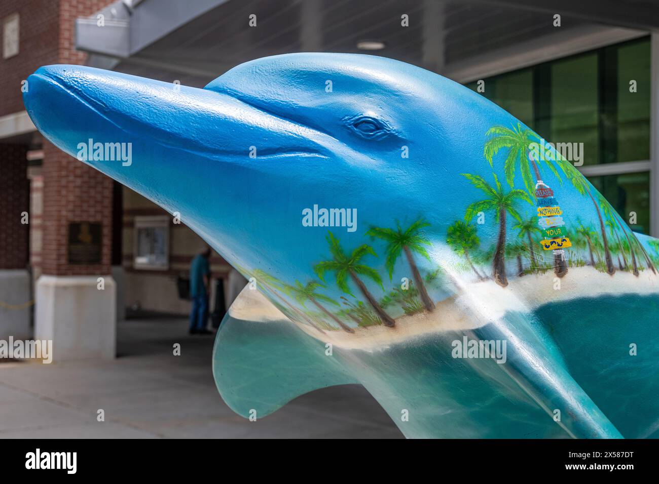Malerische Delfin-Statue am Eingang des offiziellen Florida Welcome Center entlang der I-75 direkt unterhalb der Florida/Georgia State Line in Yulee, FL. (USA) Stockfoto