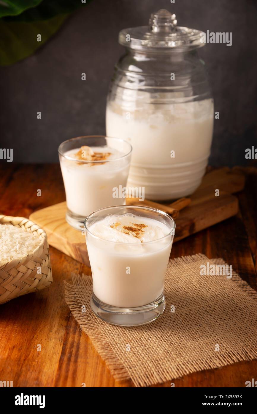 Horchata-Wasser. Auch bekannt als Horchata de Arroz, ist es eines der traditionellen Süßwasser Mexikos, es wird aus Reis und Zimt hergestellt. Traditionell Stockfoto