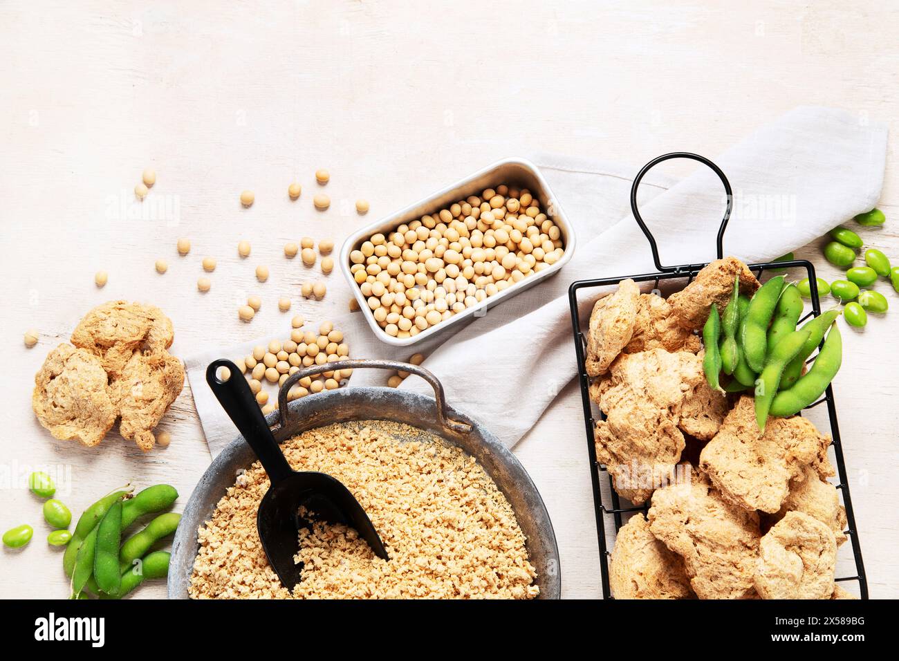 Veganes gesundes Essen. Sojafleisch mit Bohnen auf weißem Backgrund. Draufsicht, Kopierraum Stockfoto