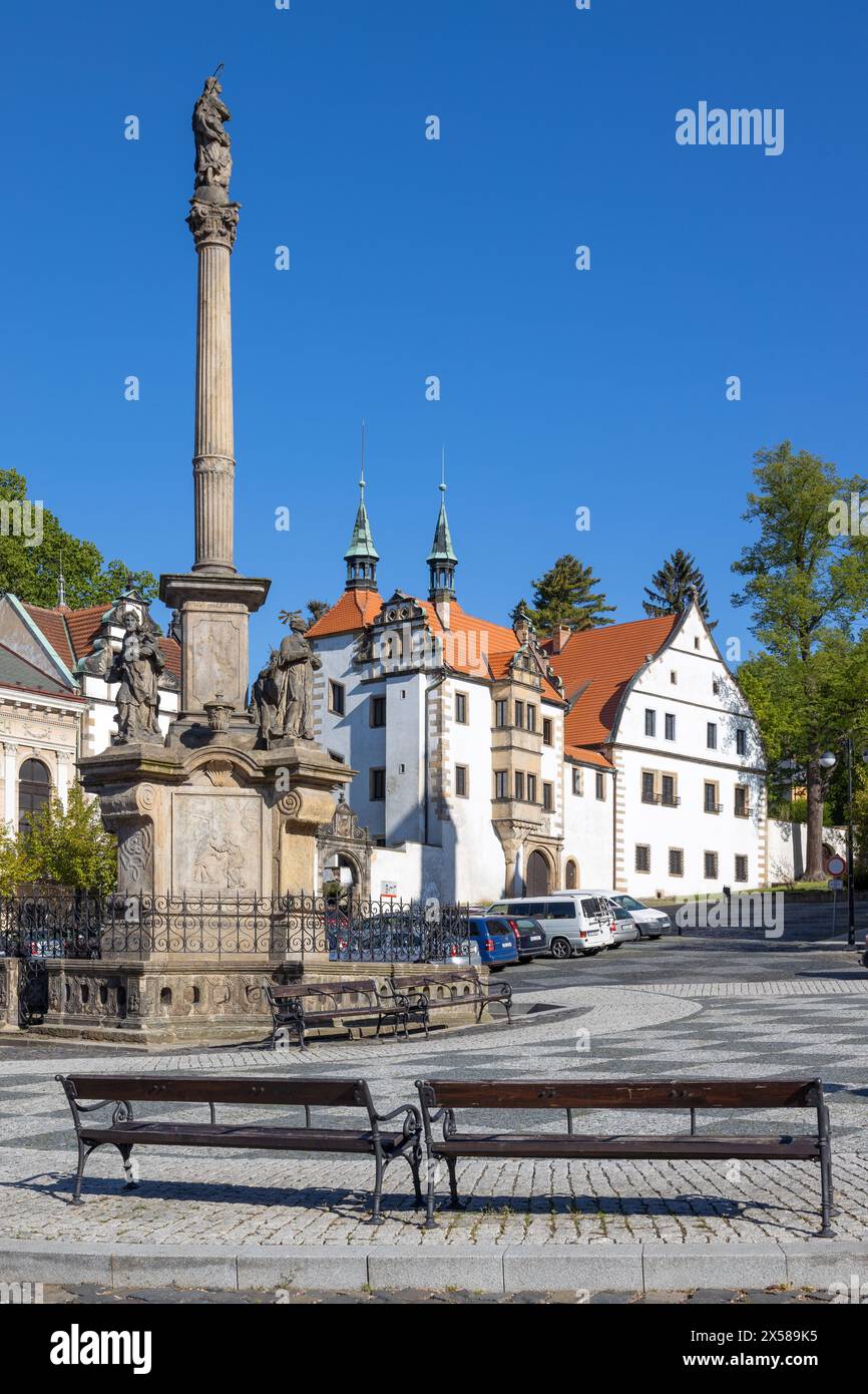 zámek. Mariansky sloup z 1740, Mirove namesti, Benesov nad Ploucnici, Ceska republika / Schloss, Stadthaus, Stadt Benesov nad Ploucnici, Tschechische republik Stockfoto