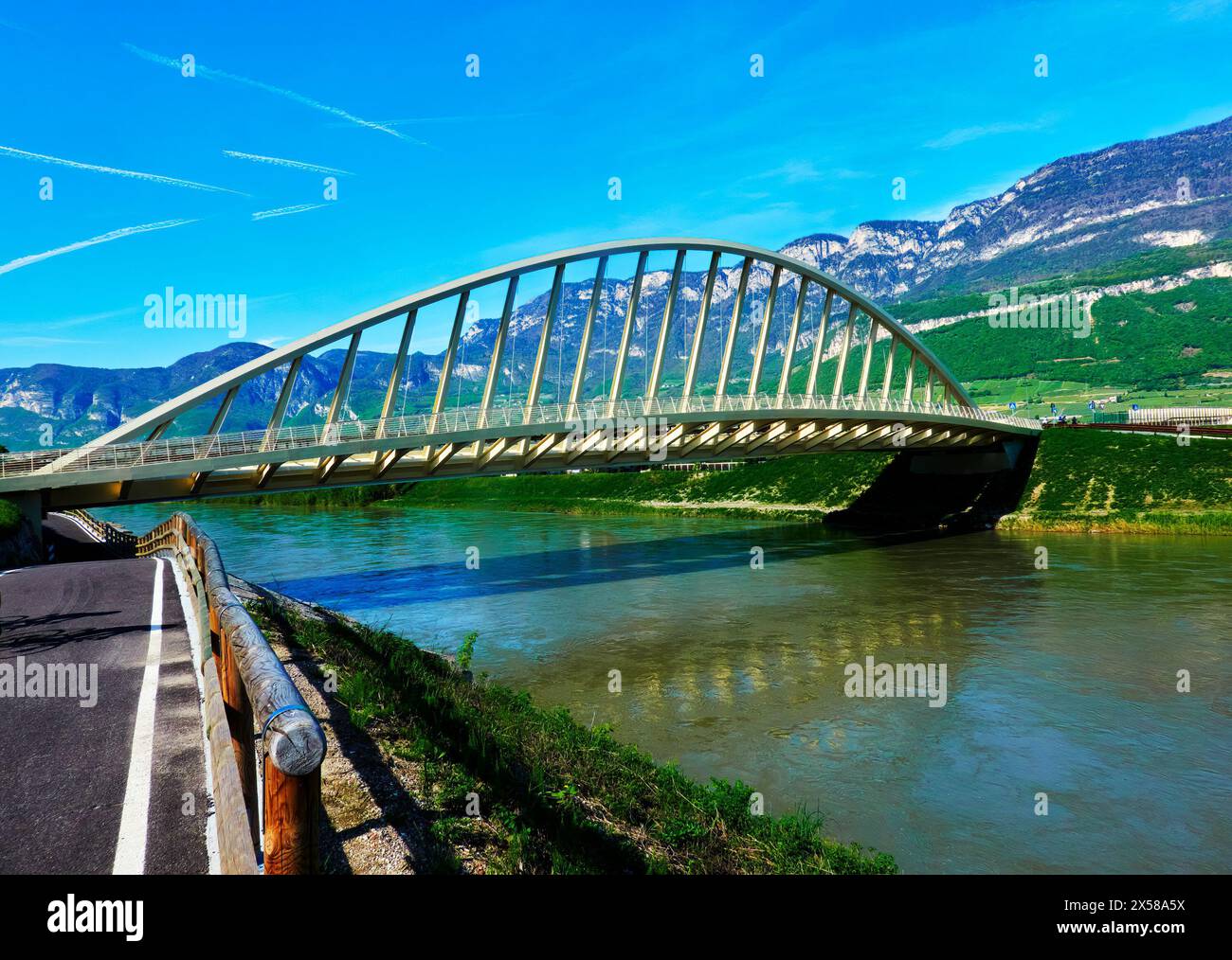 Moderne gekoppelte Bogenbrücke über die Etsch in Norditalien Stockfoto