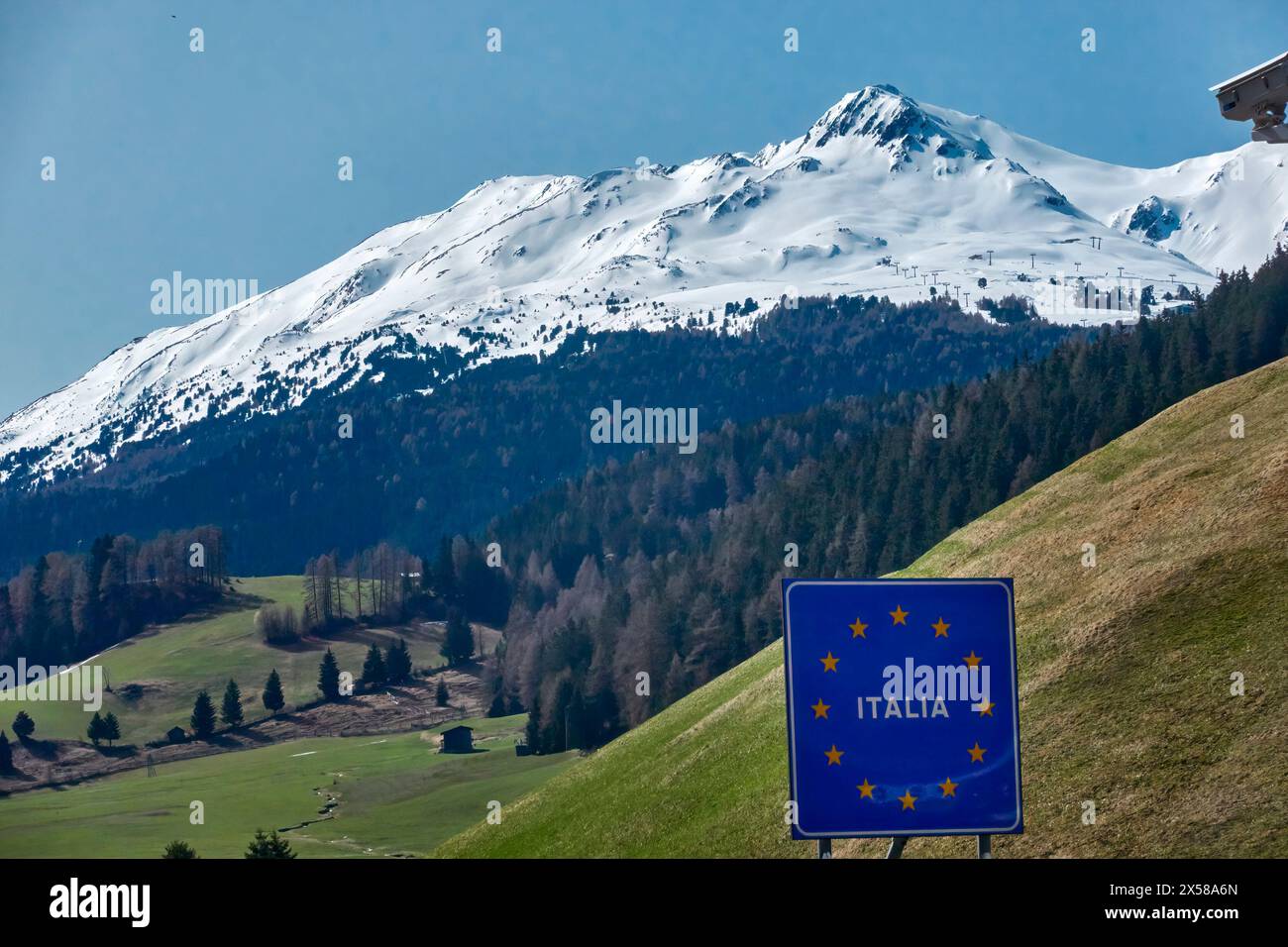 Schneebedeckte Berggipfel hinter grünen Almwiesen an der Grenze zwischen Österreich und Italien Stockfoto