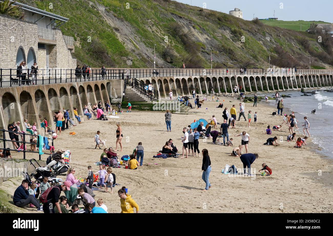 Aktenfoto vom 04/24 von Menschen, die den Strand in Folkestone, Kent, genießen. Die Rekordtemperaturen haben sich bereits zum 11. Monat in Folge fortgesetzt. April 2024 ist der heißeste, der jemals aufgezeichnet wurde, sagten Wissenschaftler. Daten des Copernicus Climate Change Service C3S der EU zeigen, dass April 2024 weltweit wärmer war als jeder vorherige April in Aufzeichnungen aus dem Jahr 1940 und 1,58 C wärmer als der geschätzte Durchschnitt für vorindustrielle Werte. Ausgabedatum: Mittwoch, 8. Mai 2024. Stockfoto
