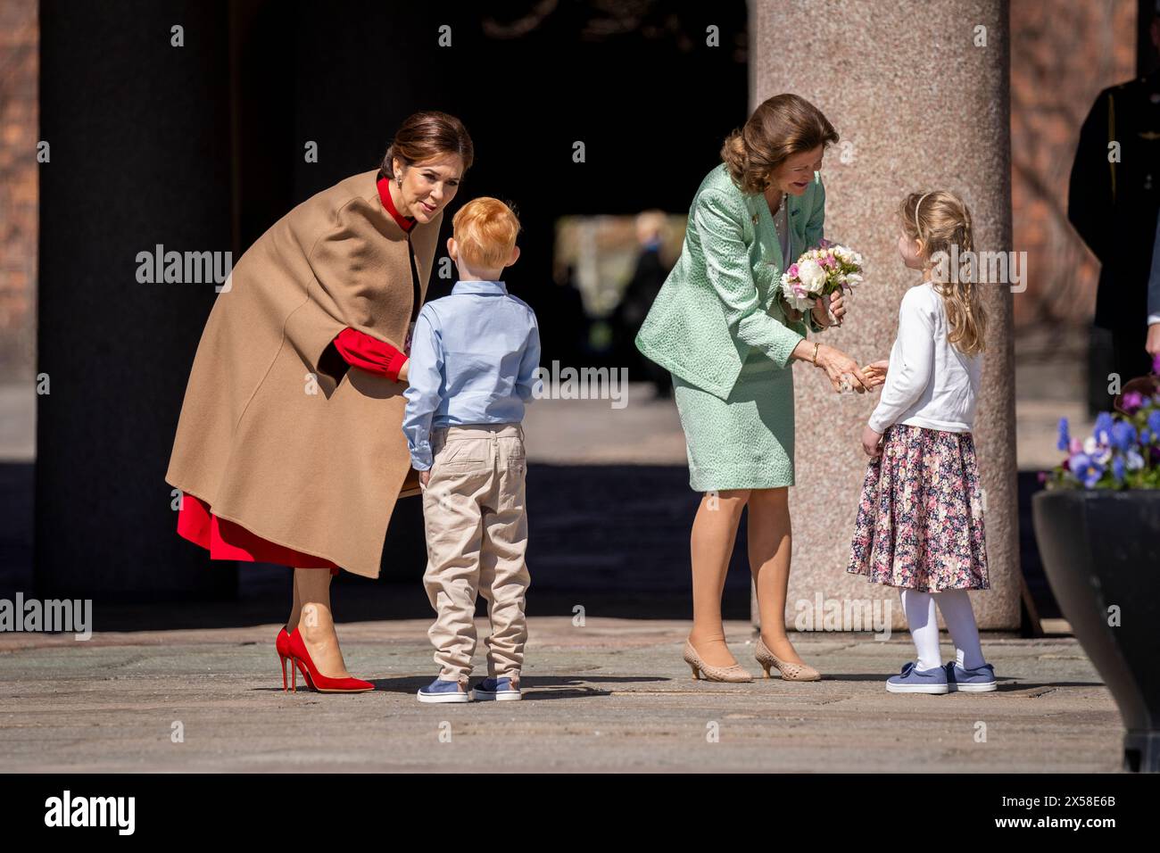 Königin Mary und Königin Silvia kommen zum offiziellen Frühstück der Stadt Stockholm am Dienstag, den 7. Mai 2024 im Rathaus an. Das schwedische Kronprinzessin-Paar und Prinz Carl Philip und Prinzessin Sofia nehmen ebenfalls am Frühstück Teil. Am Montag und Dienstag besucht das dänische Königspaar zum ersten Mal Schweden. Während des Staatsbesuchs trifft das Königspaar unter anderem dänische und schwedische Astronauten, besucht die Flottenstation Berga und nimmt an einem Galadinner im Königlichen Palast Teil. (Foto: Ida Marie Odgaard/Ritzau Scanpix) Stockfoto