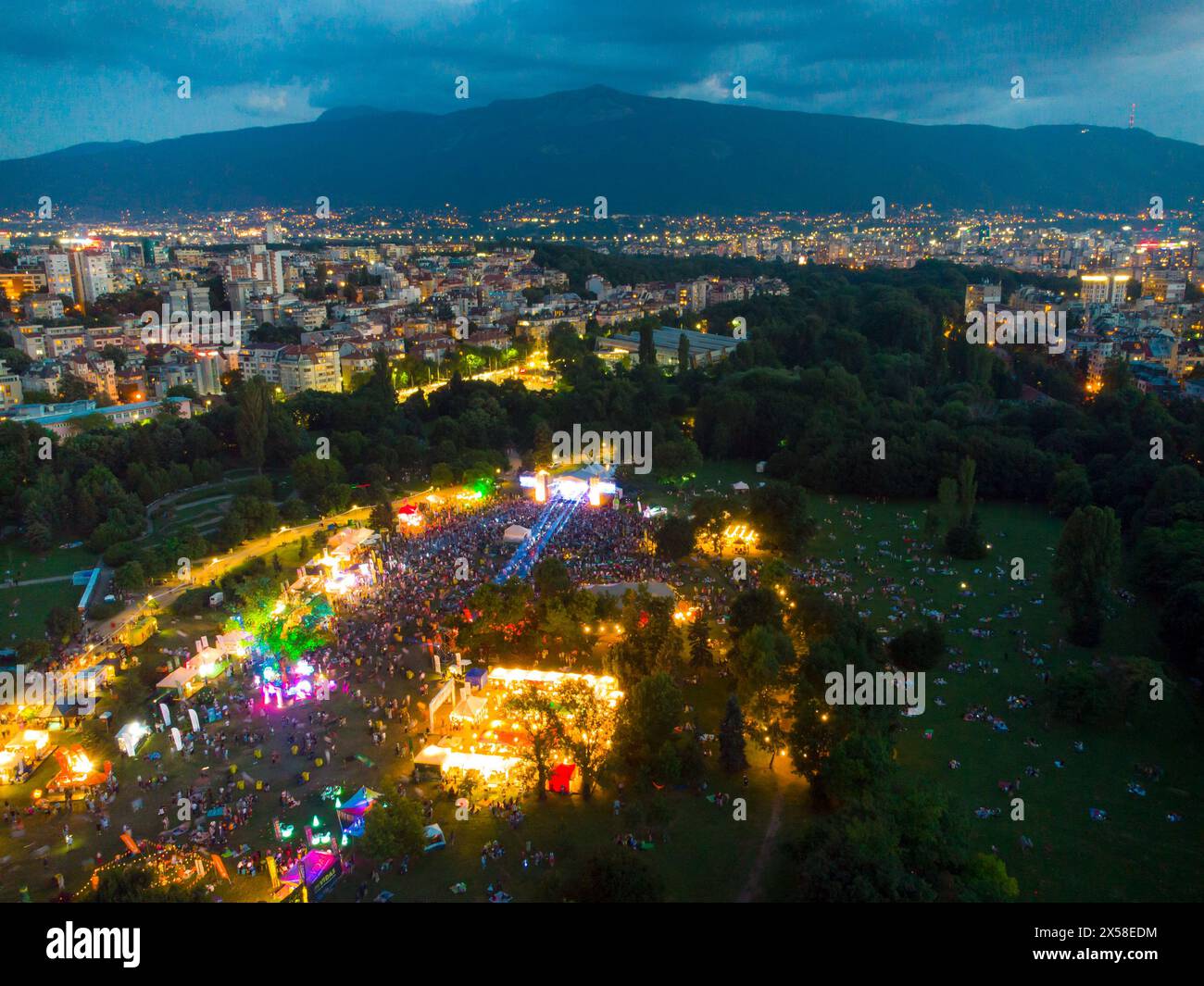 Nächtliche Drohnenansicht einer großen Gruppe von Menschen im Park bei Einem To Jazz Music Festival Stockfoto