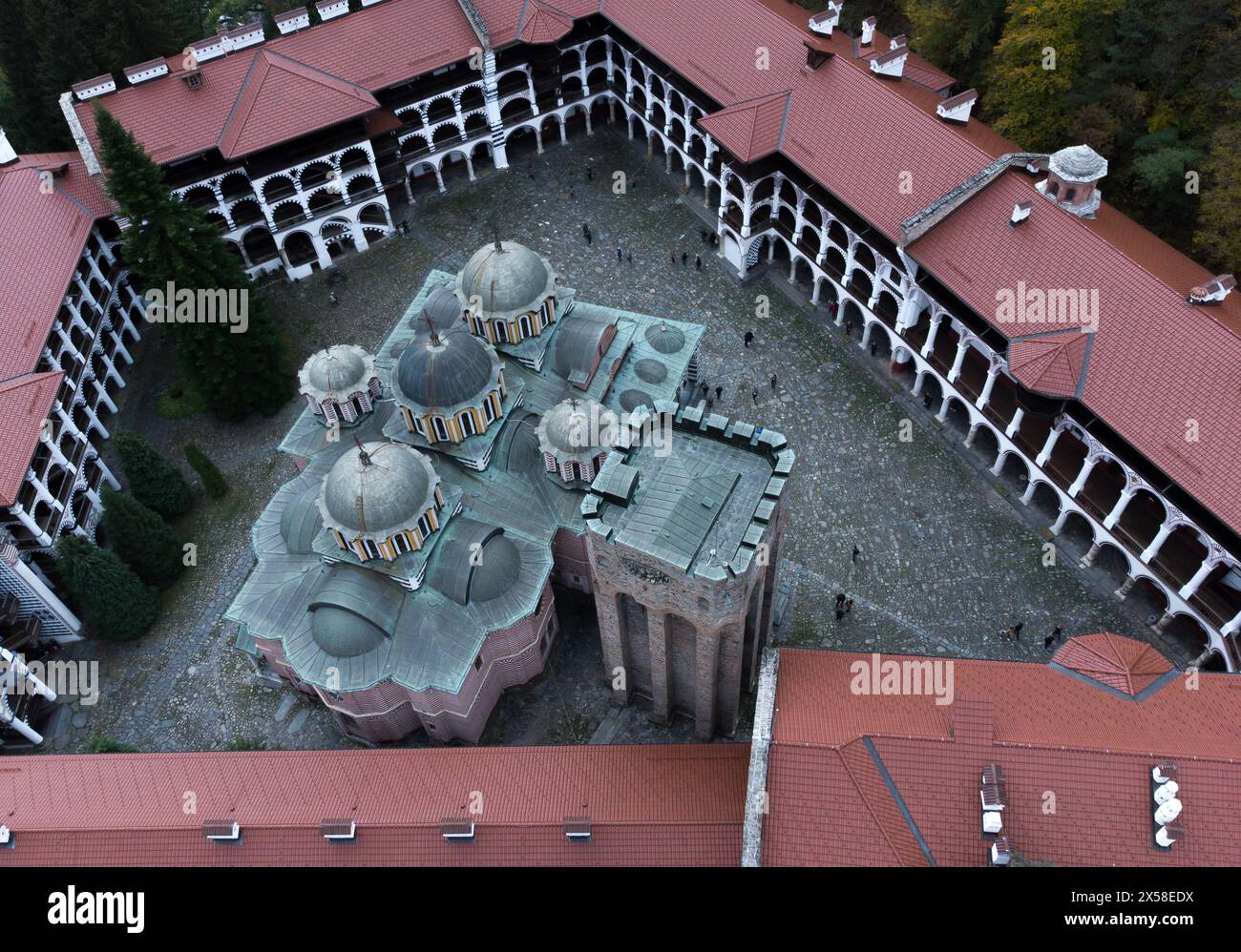 Blick über das heilige Rila-Kloster in Bulgarien aus der Vogelperspektive. Stockfoto