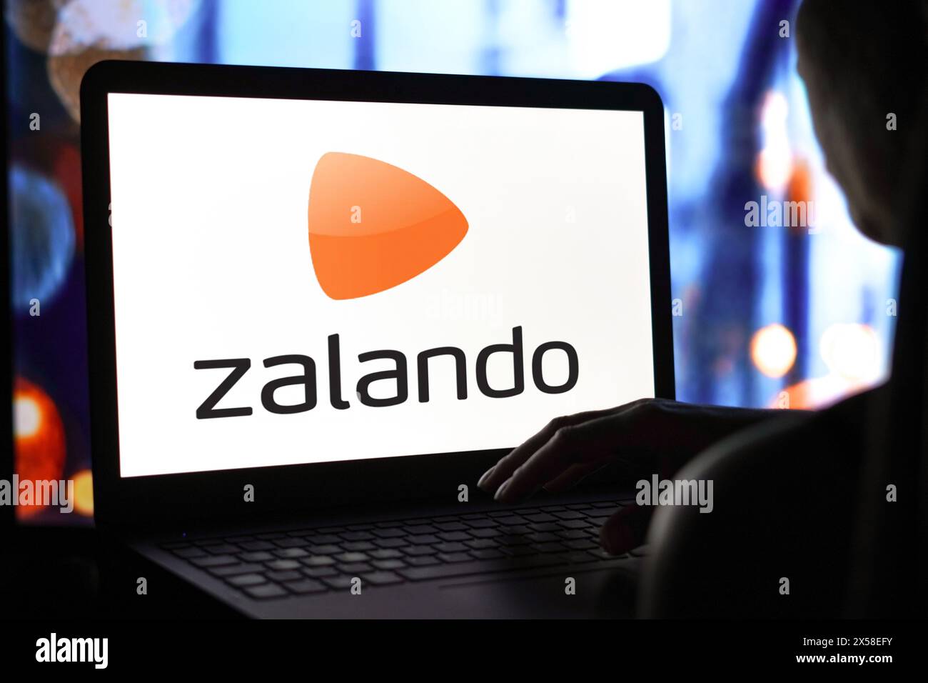 Brasilien. April 2024. In dieser Abbildung ist das Zalando SE Logo auf einem Laptop-Bildschirm zu sehen. (Foto von Rafael Henrique/SOPA Images/SIPA USA) *** ausschließlich für redaktionelle Nachrichten *** Credit: SIPA USA/Alamy Live News Stockfoto