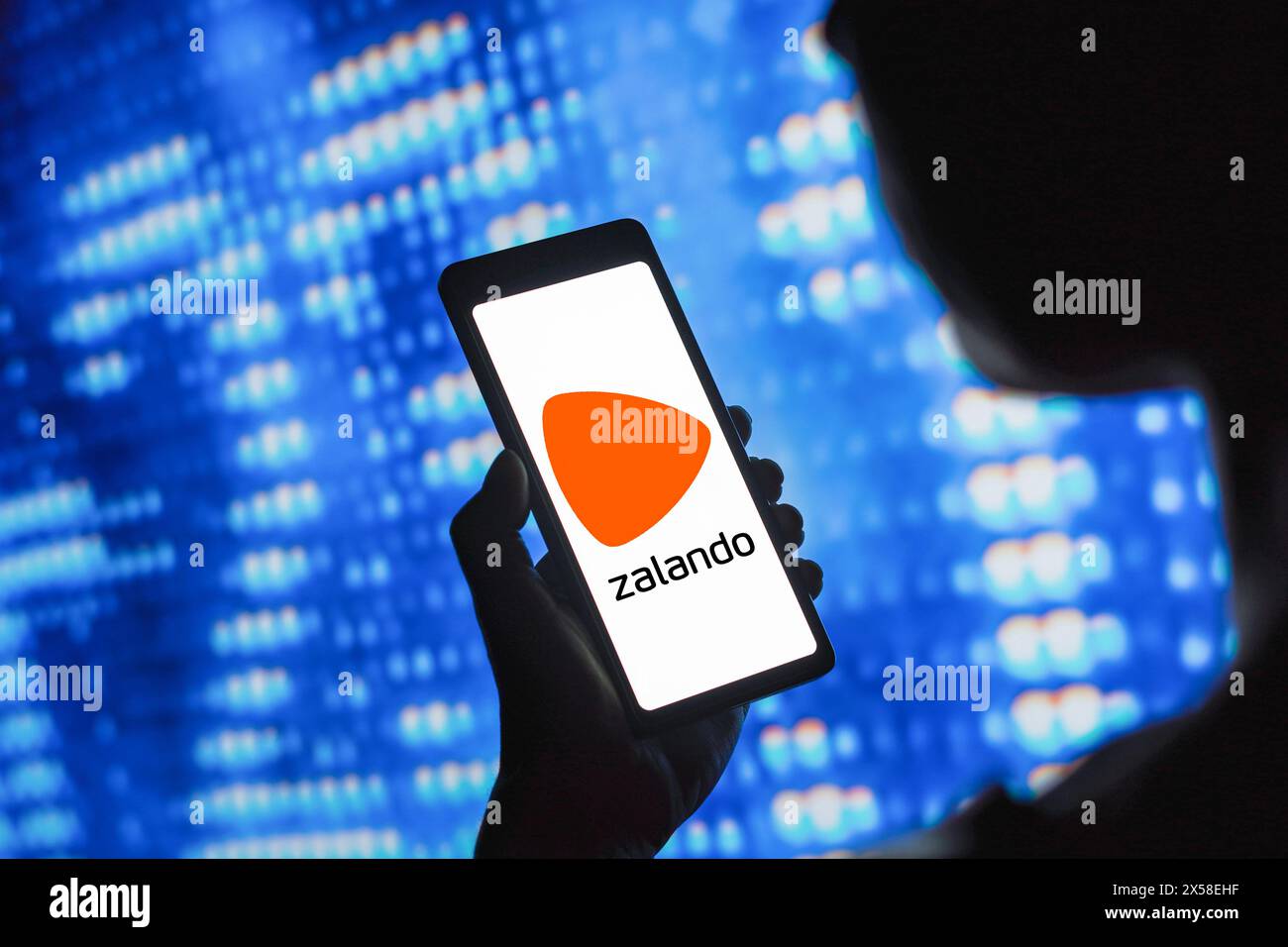 Brasilien. April 2024. In dieser Abbildung wird das Zalando SE Logo auf einem Smartphone-Bildschirm angezeigt. (Foto von Rafael Henrique/SOPA Images/SIPA USA) *** ausschließlich für redaktionelle Nachrichten *** Credit: SIPA USA/Alamy Live News Stockfoto