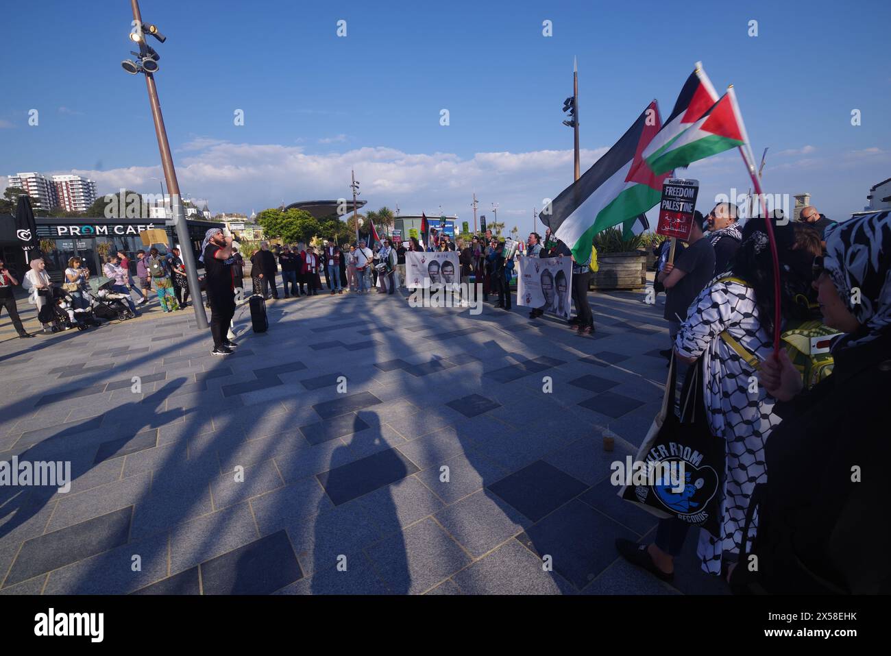 Am 7. Mai 2024 wurde in Bournemouth eine Notdemostration ausgerufen, die einen Stopp der israelischen Invasion in Rafah forderte, dem am dichtesten besiedelten Ort der Erde, der mit über 1,5 Millionen Flüchtlingen gefüllt ist. Mehr als hundert marschierten gegen den Einmarsch Rafahs durch die IDF. Der marschierte von der Küste von Bournemouth aus und versammelte sich in den Büros des BCP-rates, wo Redner Passsionsreden gegen den Angriff auf Rafah hielten. Stockfoto