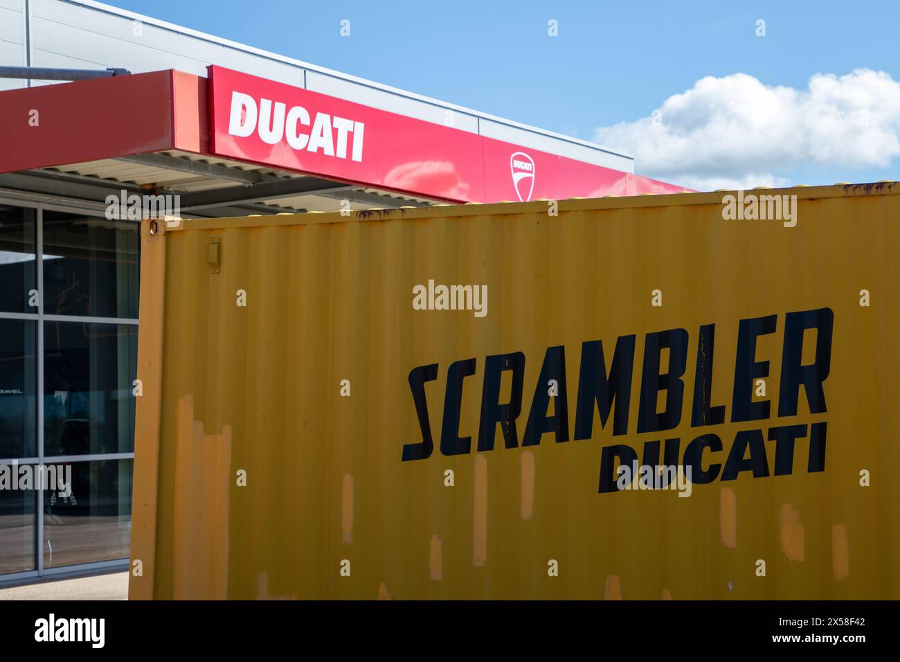 Bordeaux , Frankreich - 04 29 2024 : Ducati Scrambler schwarz gelbes Motorradzeichen Logo und Textmarke für modernes italienisches Motorrad Stockfoto
