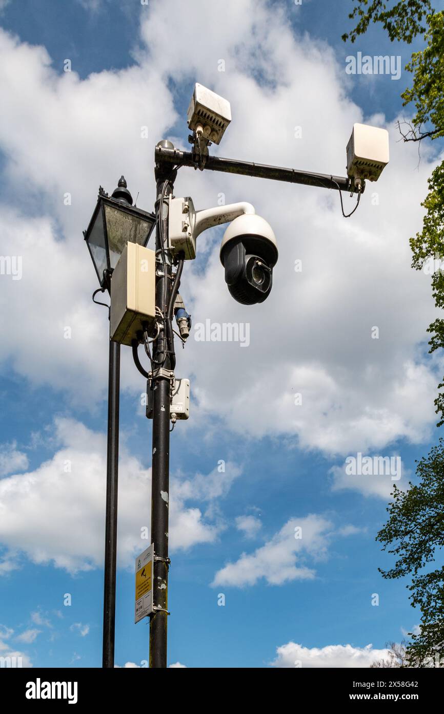 CCTV, Überwachungskameras und Ausrüstung, die an einem Pfosten vor einem blauen Himmel mit Wolken in Cambridge, England, Großbritannien installiert sind Stockfoto