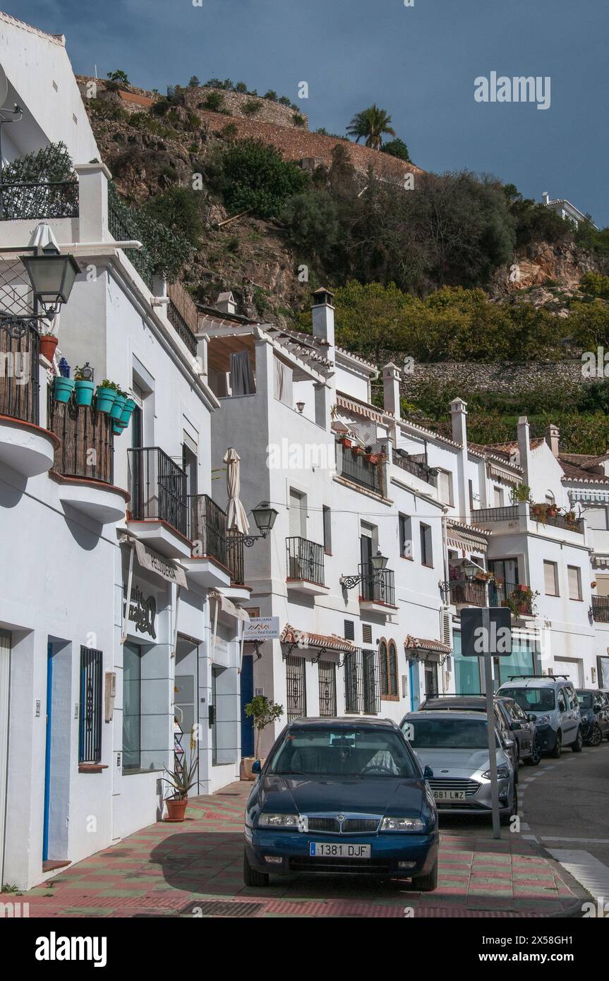 Weiß getünchte Gebäude säumen die engen Gassen und Gassen des „Weißen Dorfes“ von Frigiliana, Andalusien, Spanien Stockfoto