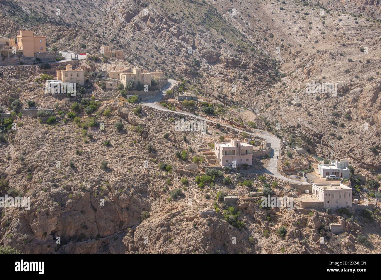 Das neue Dorf im Suwgra, ein Steindorf, wurde in ein Klippenresort im westlichen Hajar-Gebirge verwandelt, Al Suwjara, Oman Stockfoto