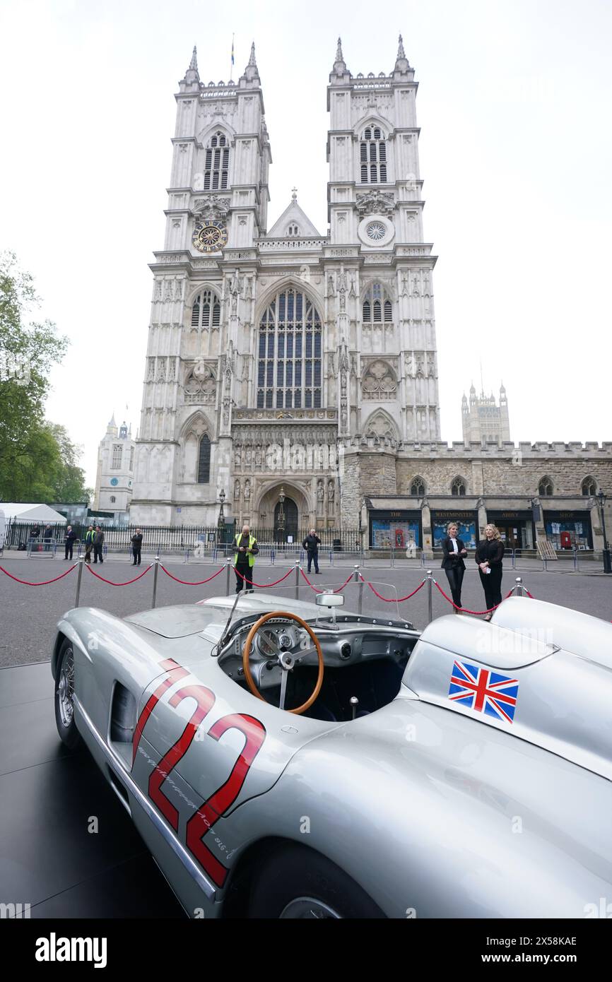 Der Mercedes-Benz 300 SLR 722 wurde vor der Westminster Abbey in London ausgestellt, bevor er eine Dankesfeier für Sir Stirling Moss erhielt, der am 12. April 2020 im Alter von 90 Jahren starb. Bilddatum: Mittwoch, 8. Mai 2024. Stockfoto
