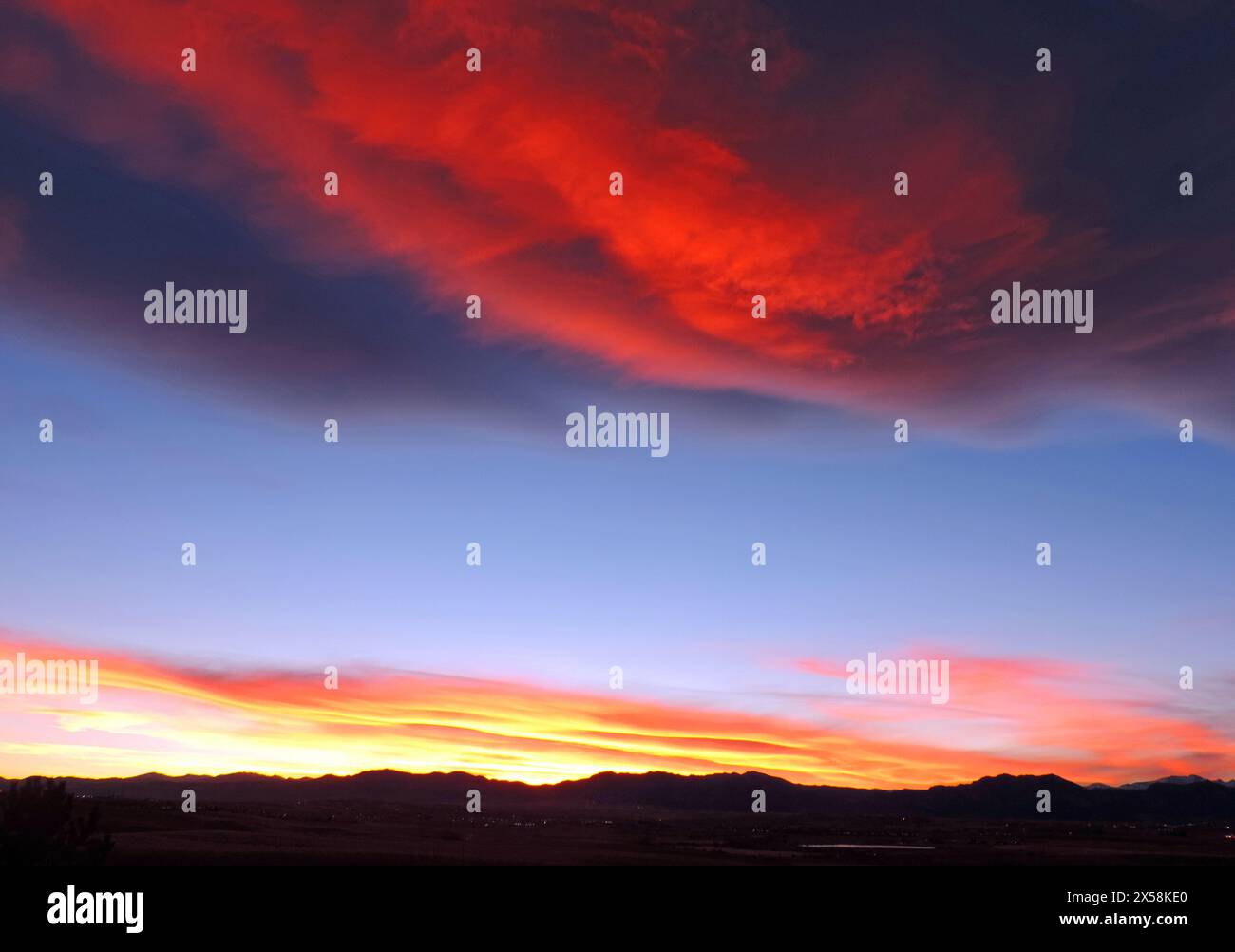 Farbenfroher Sonnenuntergang über den vorderen Gebirgszügen der felsigen Berge, von broomfield, colorado aus gesehen Stockfoto