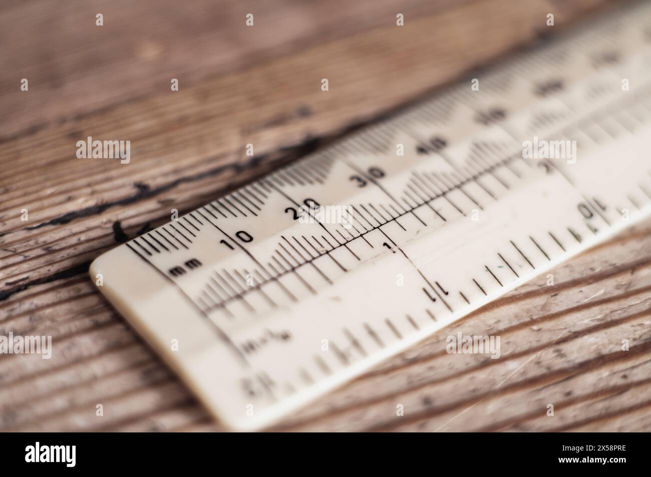 Nahaufnahme der Millimeterskala auf einem Lineal Stockfoto
