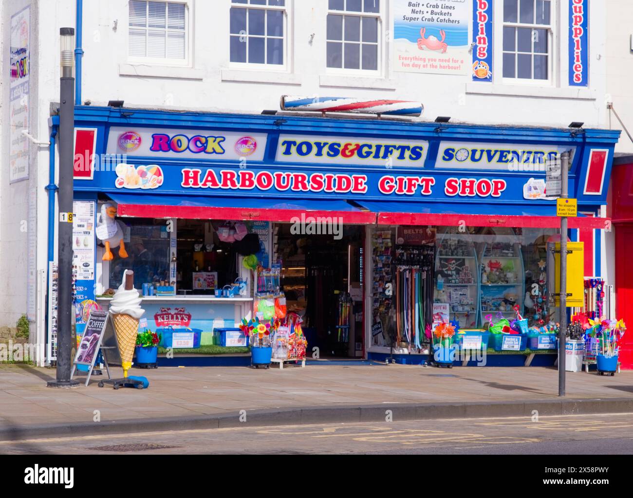 Souvenirladen von Harbourside auf Sandside in Scarborough Stockfoto