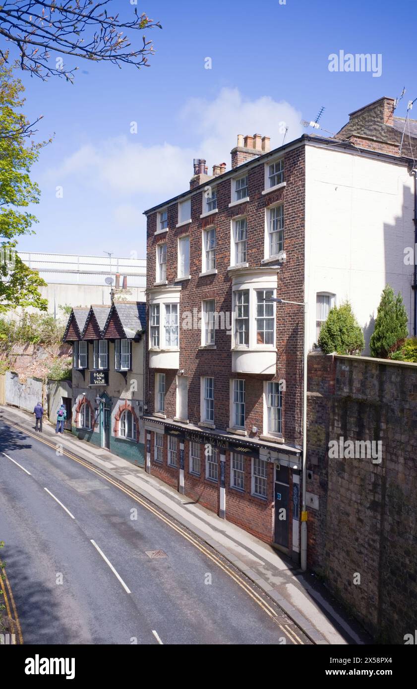 Scarborough hat viele alte georgianische Gebäude, viele haben dekorative Bogenfenster, wie in diesem Beispiel in der Vernon Road Stockfoto
