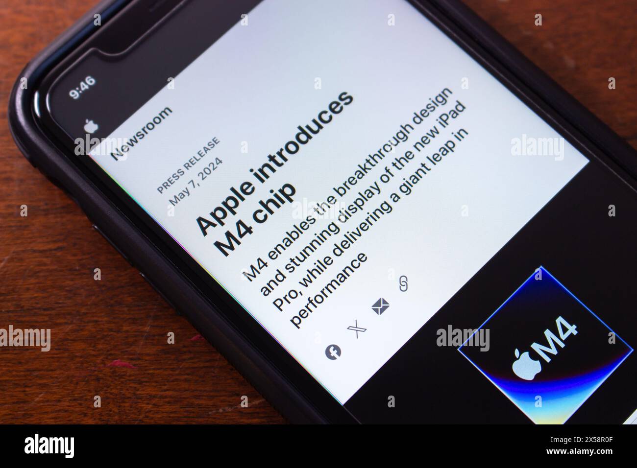 „Apple stellt M4-Chip vor“ im Newsroom von der Apple-Website. Der M4-Chip ist ein hochmodernes System auf einem Chip (SoC), das für verbesserte KI-Leistung entwickelt wurde Stockfoto